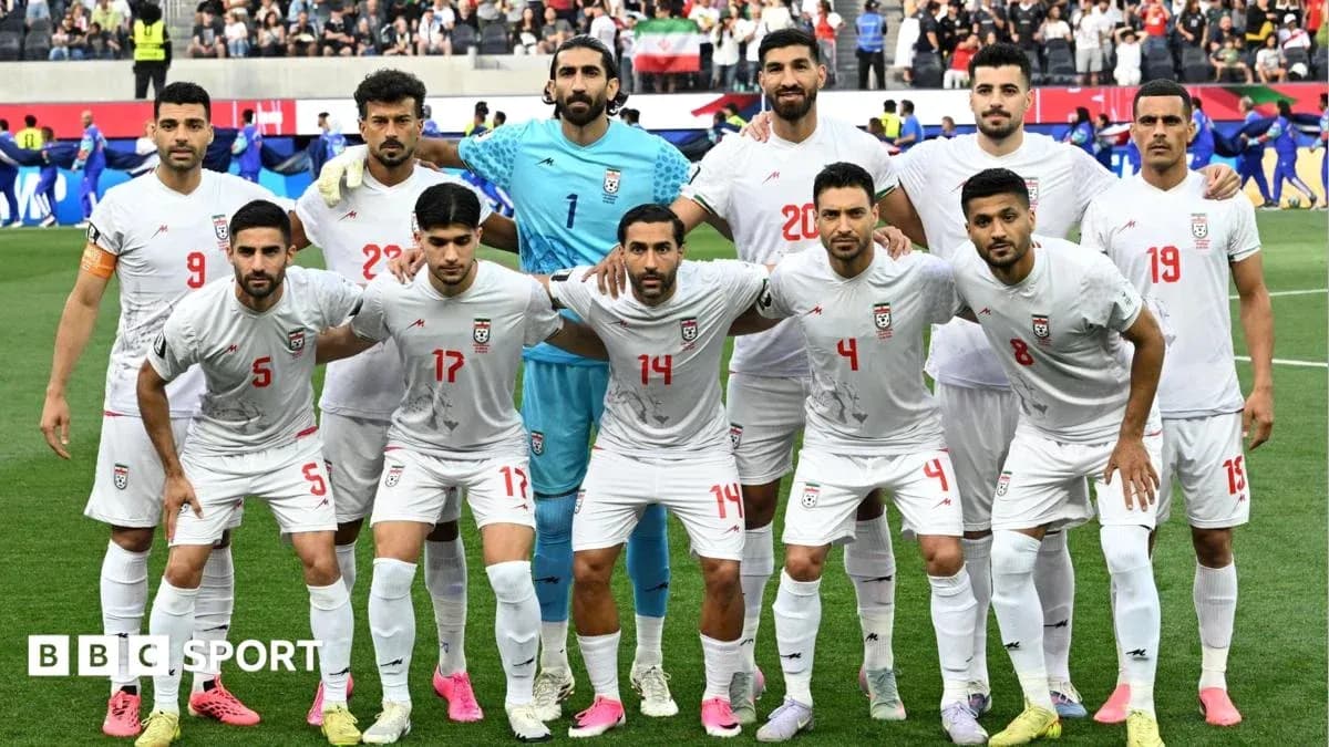 Equipo de fútbol de Irán posando antes del partido Equipo de fútbol de Irán posando antes del partido