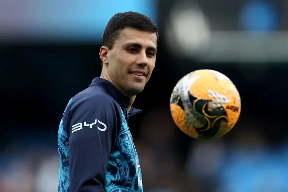 Jugador sosteniendo un balón de fútbol en entrenamiento Jugador sosteniendo un balón de fútbol en entrenamiento