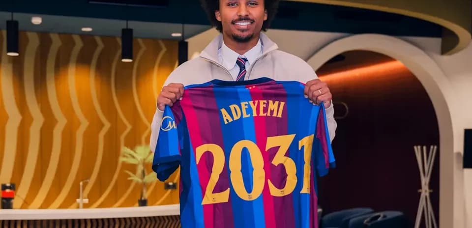 Jugador sosteniendo camiseta de Barcelona con nombre Adeyemi Jugador sosteniendo camiseta de Barcelona con nombre Adeyemi
