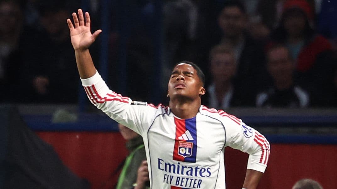 Jugador de Lyon levantando la mano durante el partido Jugador de Lyon levantando la mano durante el partido