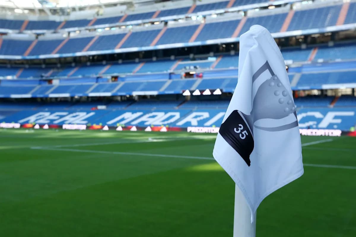 Esquina de campo con bandera en estadio del Real Madrid Esquina de campo con bandera en estadio del Real Madrid