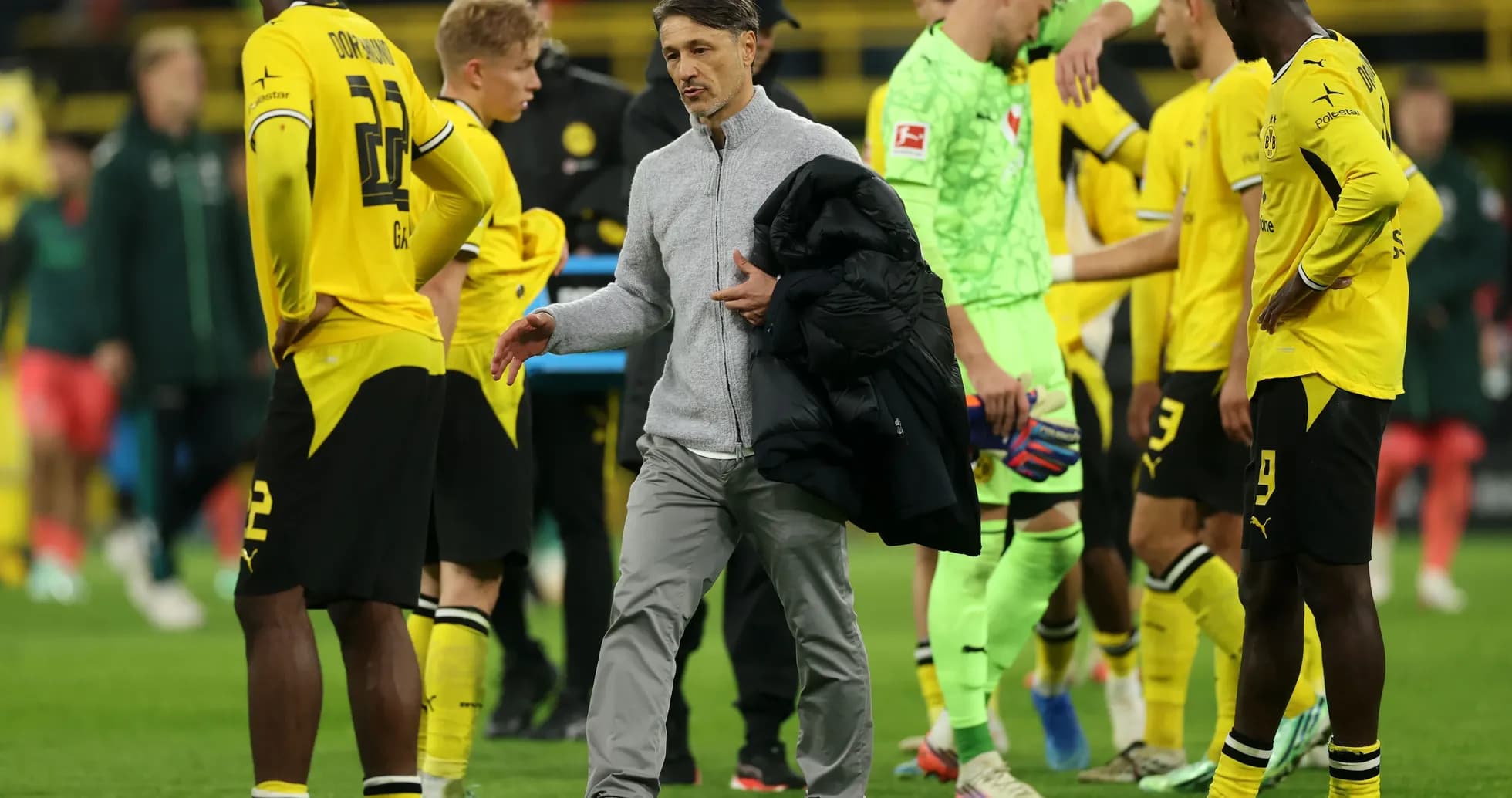 Entrenador de Borussia Dortmund dirigiéndose a jugadores Entrenador de Borussia Dortmund dirigiéndose a jugadores