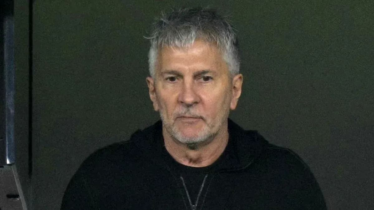 Hombre con cabello canoso en un entorno oscuro Hombre con cabello canoso en un entorno oscuro