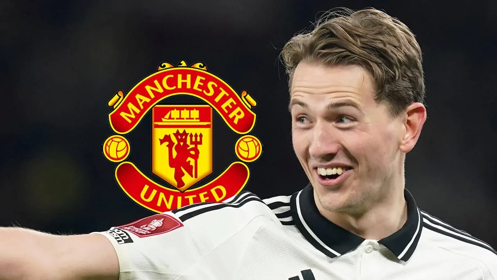 Jugador sonriente con el logo de Manchester United Jugador sonriente con el logo de Manchester United