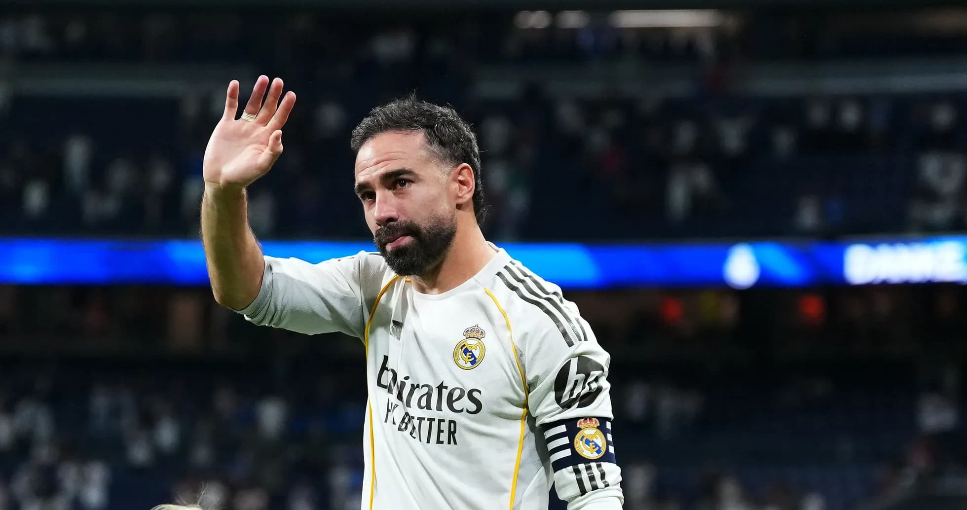 Jugador saludando a la afición tras el partido Jugador saludando a la afición tras el partido