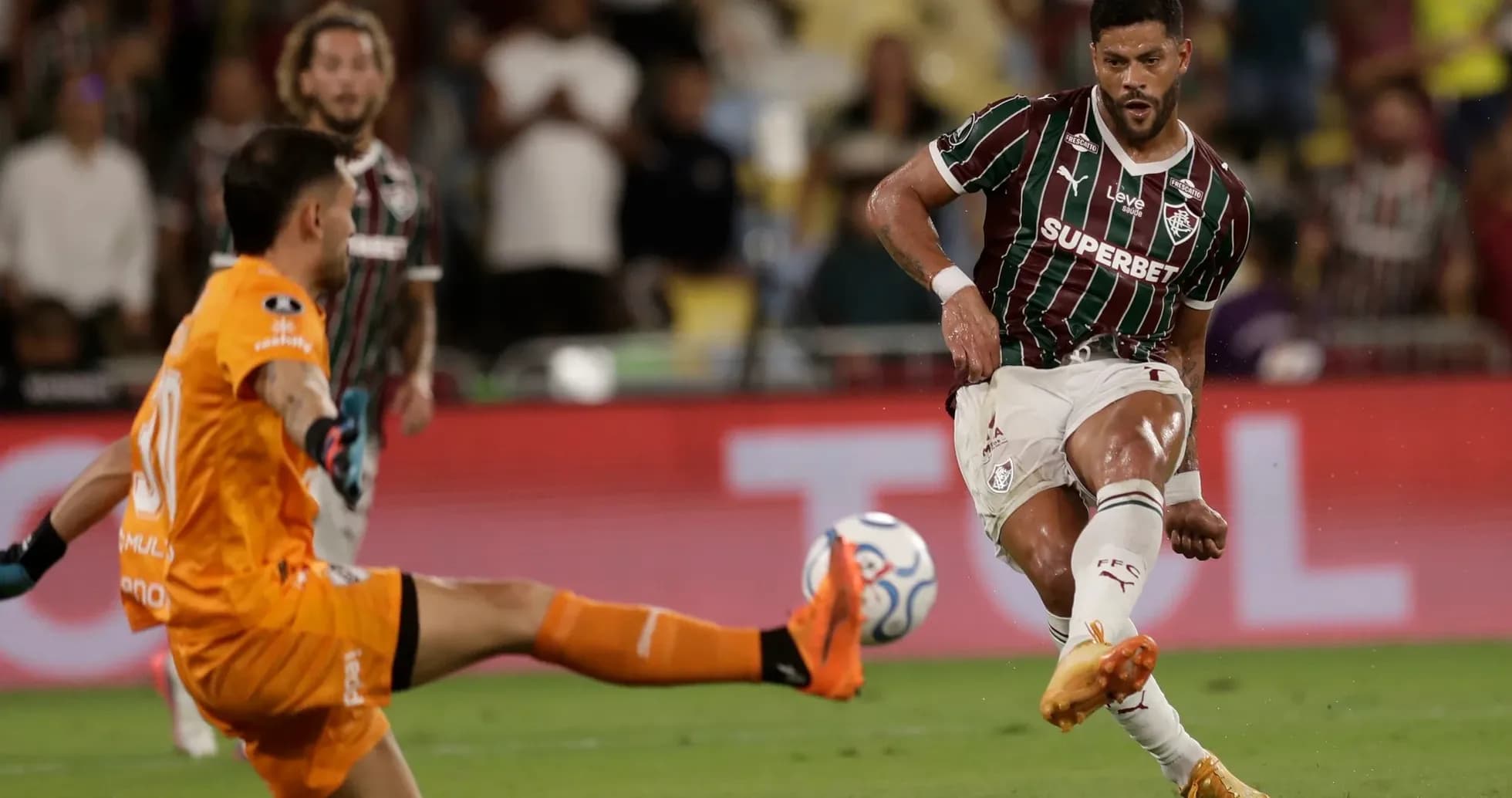 Jugador de Fluminense disparando a puerta Jugador de Fluminense disparando a puerta