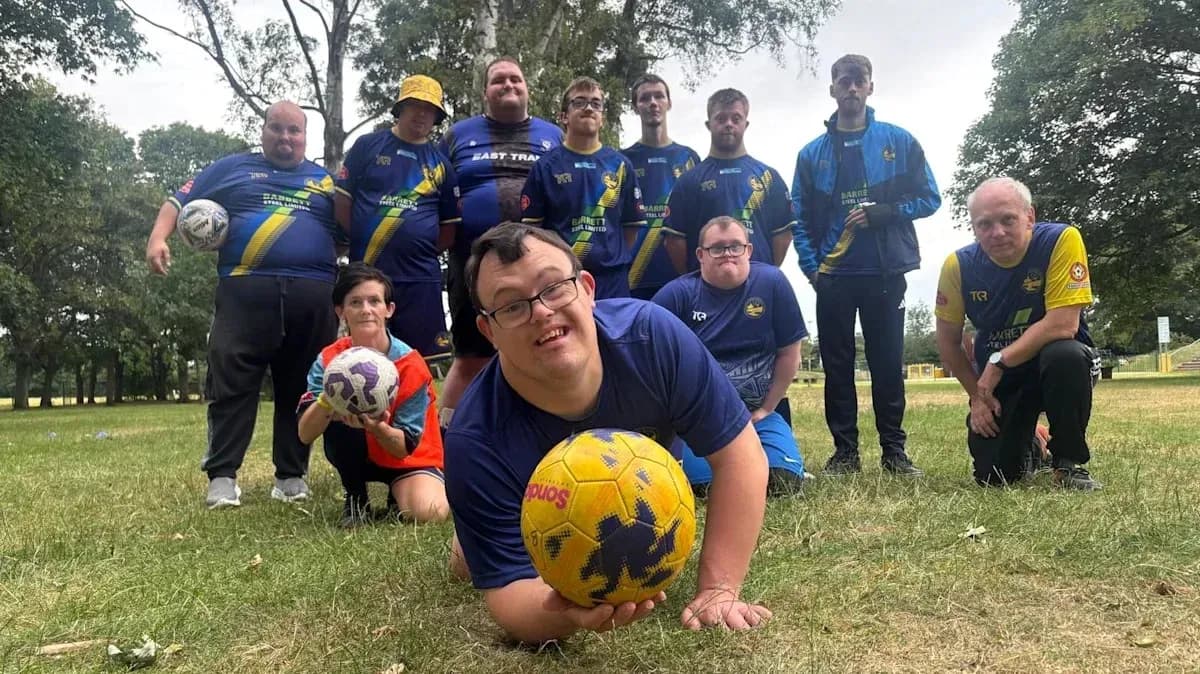 Grupo de jugadores de fútbol en un parque Grupo de jugadores de fútbol en un parque