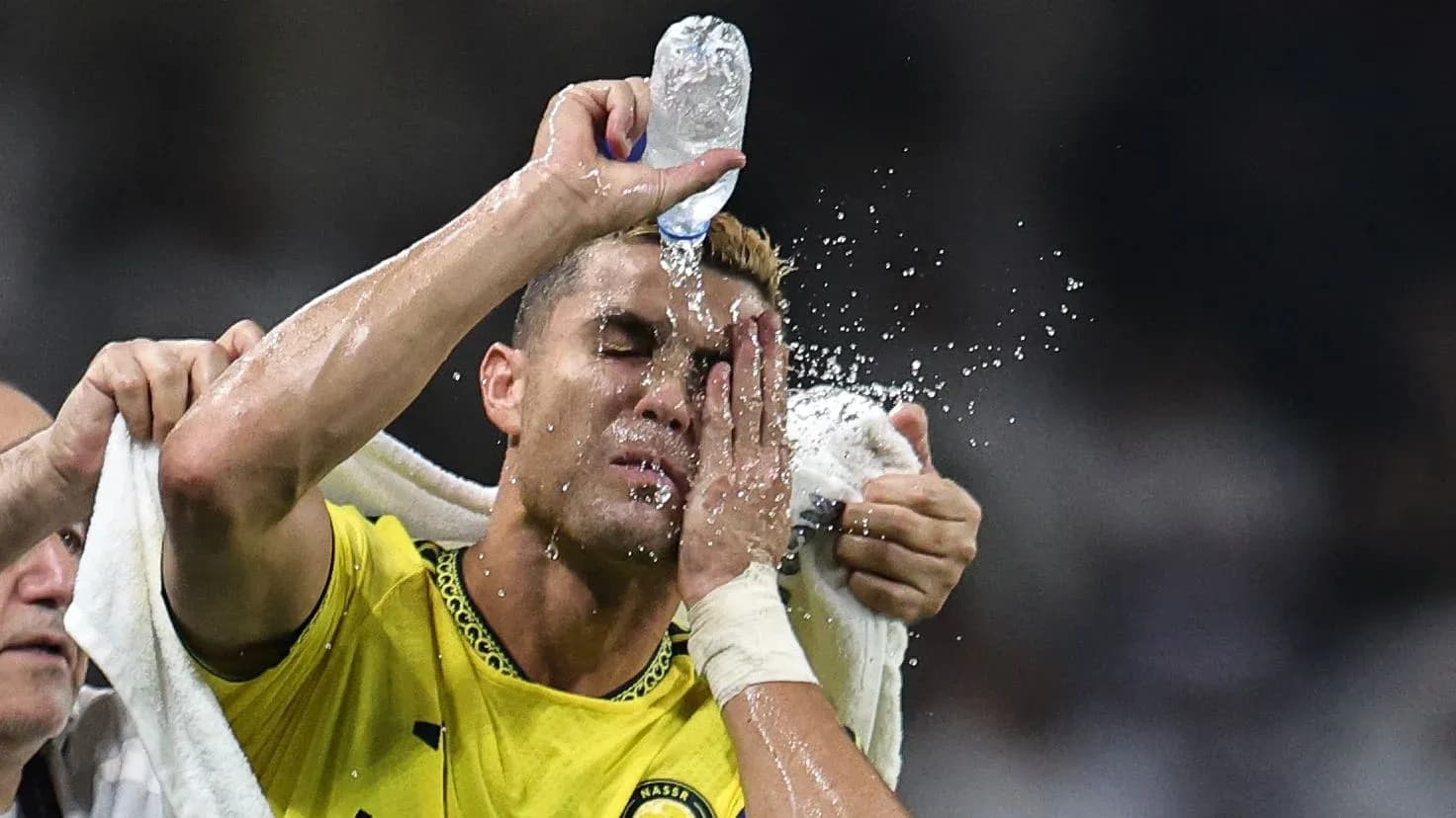 Jugador refrescándose con agua durante el partido Jugador refrescándose con agua durante el partido