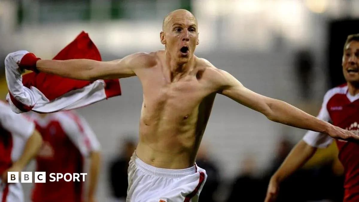 Jugador celebrando con camiseta en mano tras gol Jugador celebrando con camiseta en mano tras gol