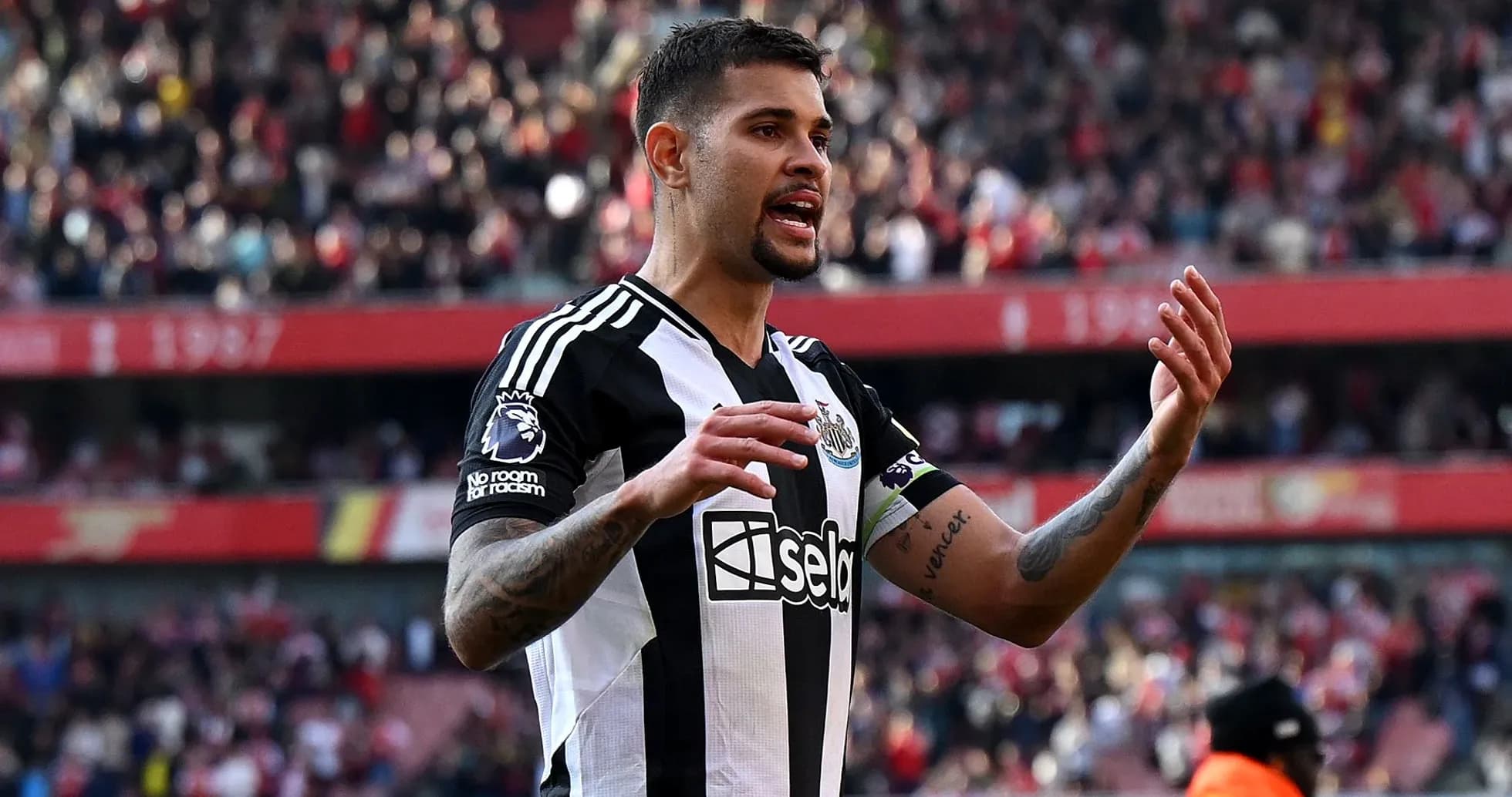 Jugador de Newcastle gesticulando durante el partido Jugador de Newcastle gesticulando durante el partido