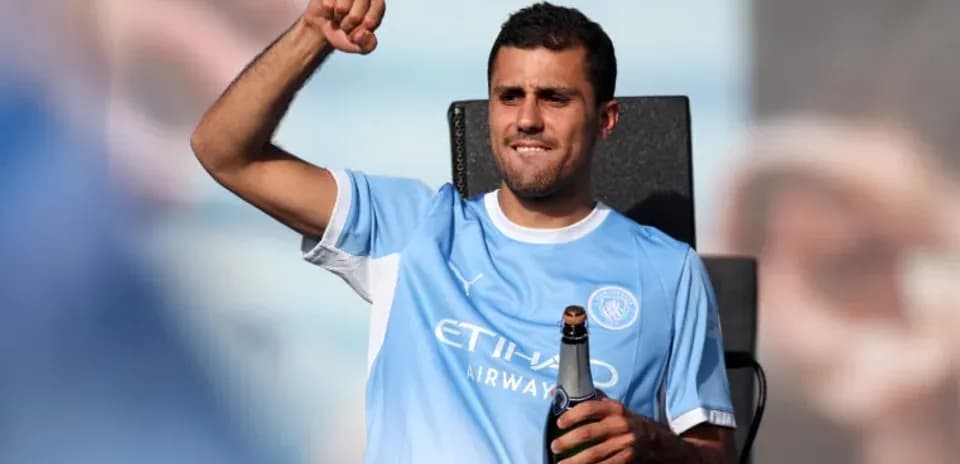 Jugador levantando el puño con una botella de champán Jugador levantando el puño con una botella de champán