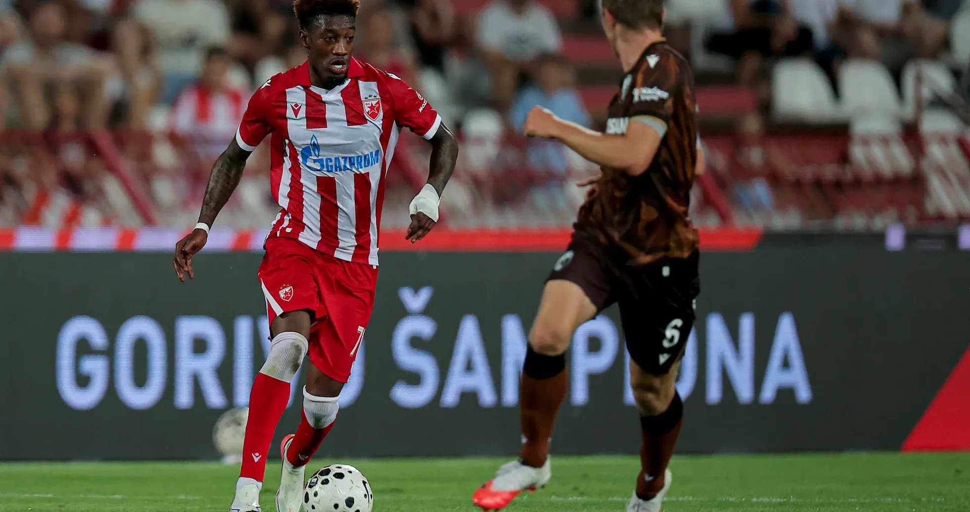 Jugador de FK Crvena Zvezda driblando en el campo Jugador de FK Crvena Zvezda driblando en el campo