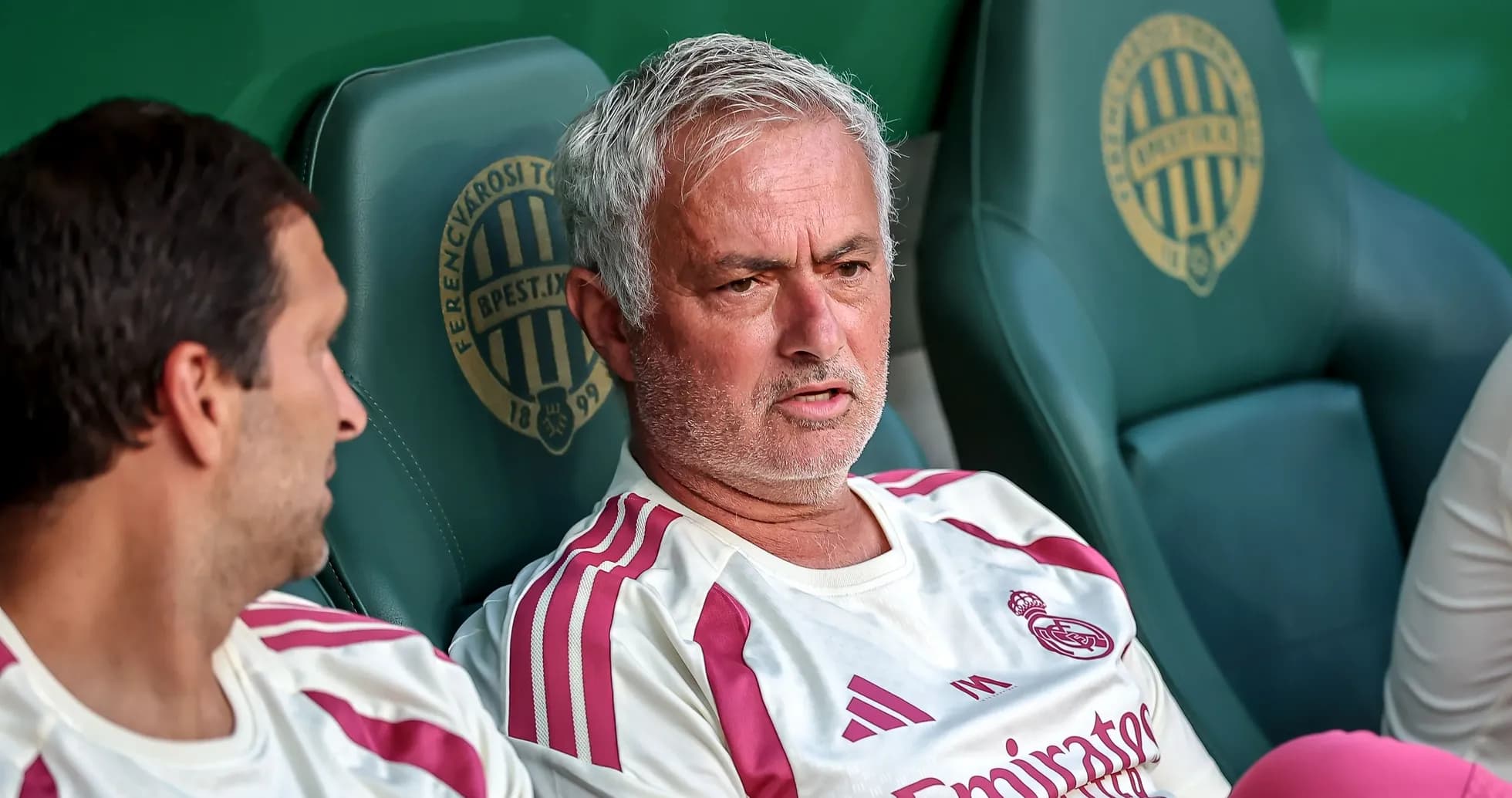 José Mourinho sentado en el banquillo durante el partido José Mourinho sentado en el banquillo durante el partido