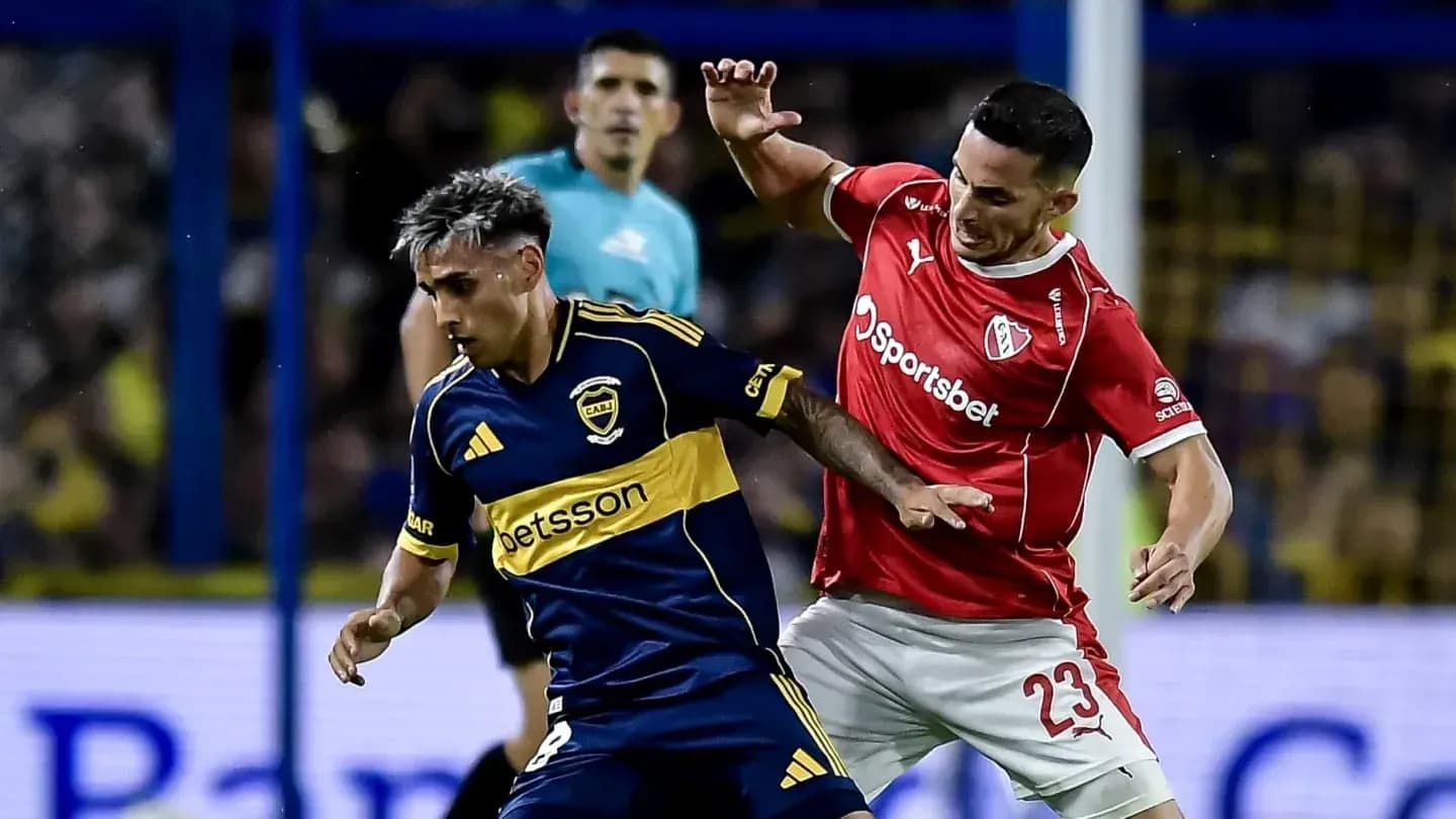 Jugadores de Boca Juniors e Independiente en acción Jugadores de Boca Juniors e Independiente en acción