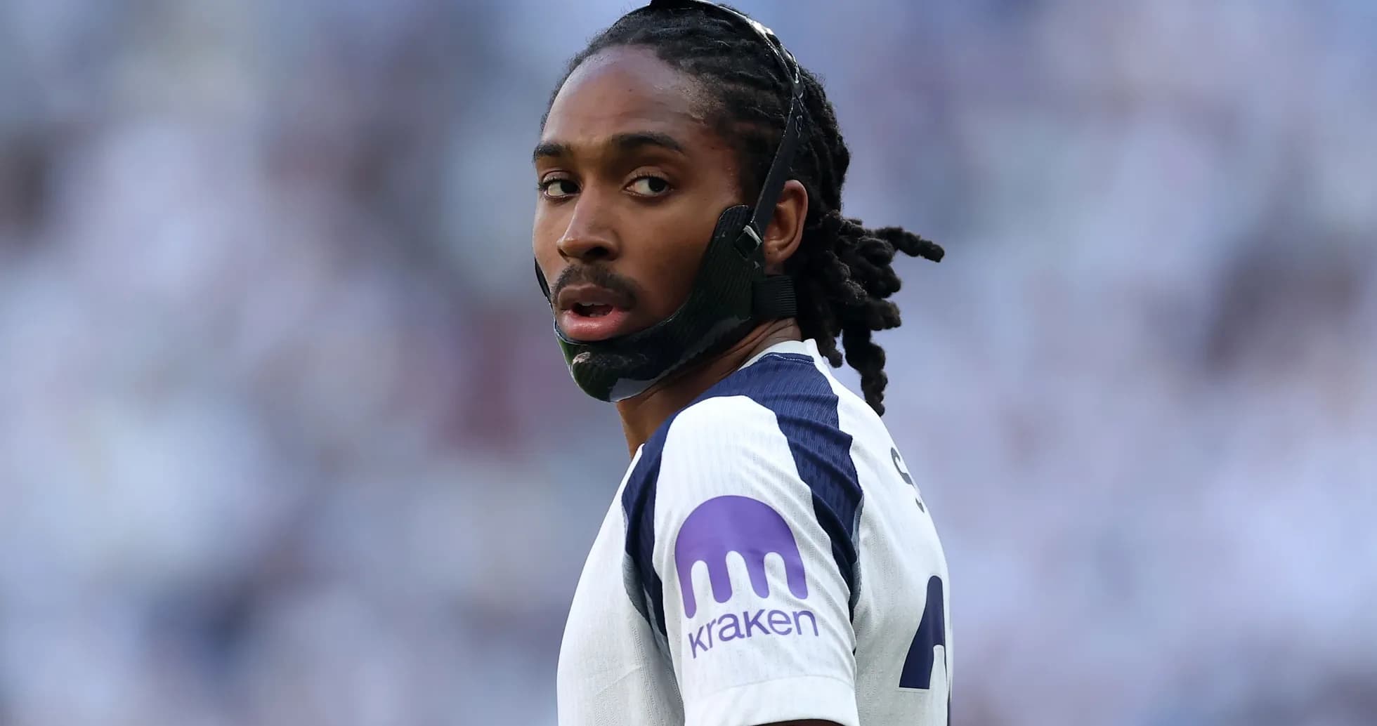 Jugador con máscara en el campo durante el partido Jugador con máscara en el campo durante el partido
