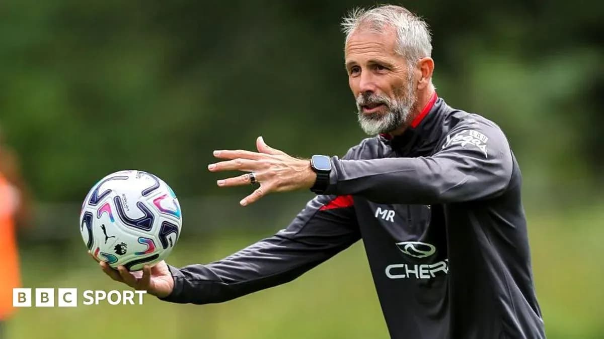 Entrenador mostrando una táctica con un balón Entrenador mostrando una táctica con un balón