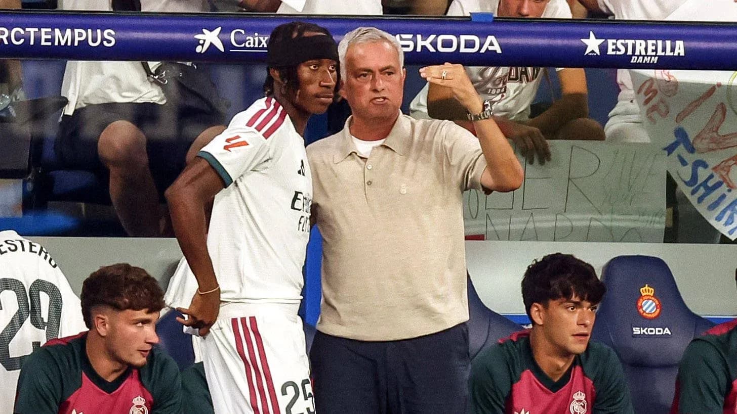 Entrenador hablando con jugador en el banquillo Entrenador hablando con jugador en el banquillo