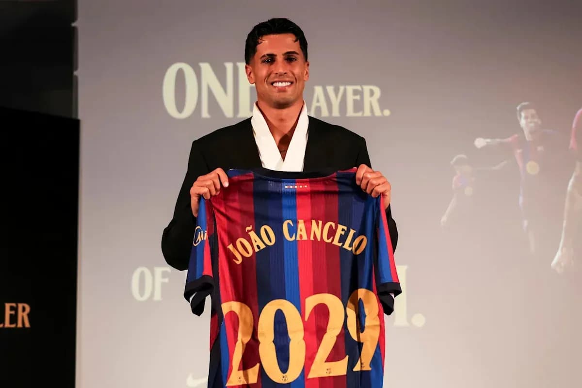 João Cancelo presenta su camiseta del FC Barcelona João Cancelo presenta su camiseta del FC Barcelona