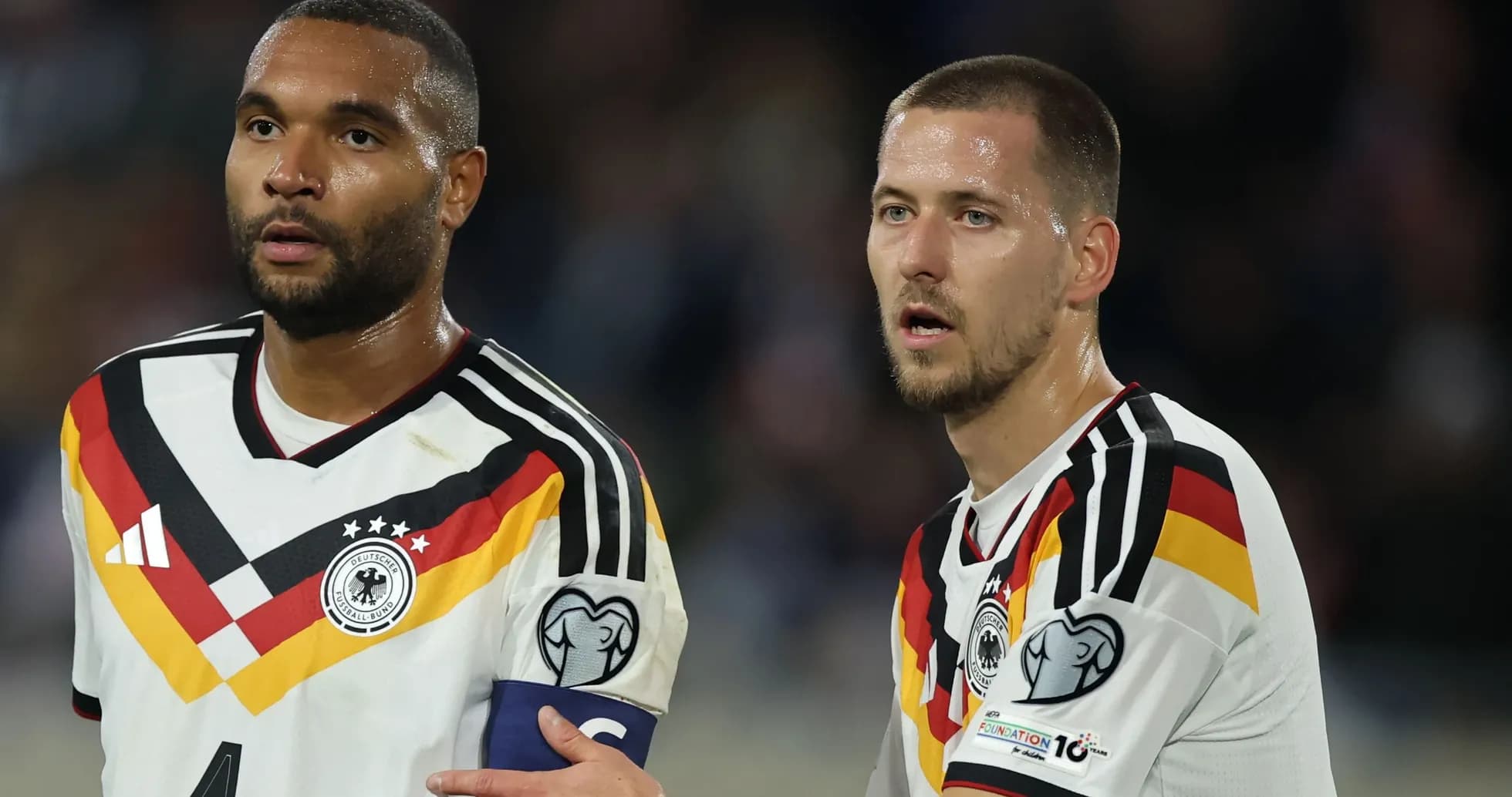 Dos jugadores de Alemania en el campo de juego Dos jugadores de Alemania en el campo de juego