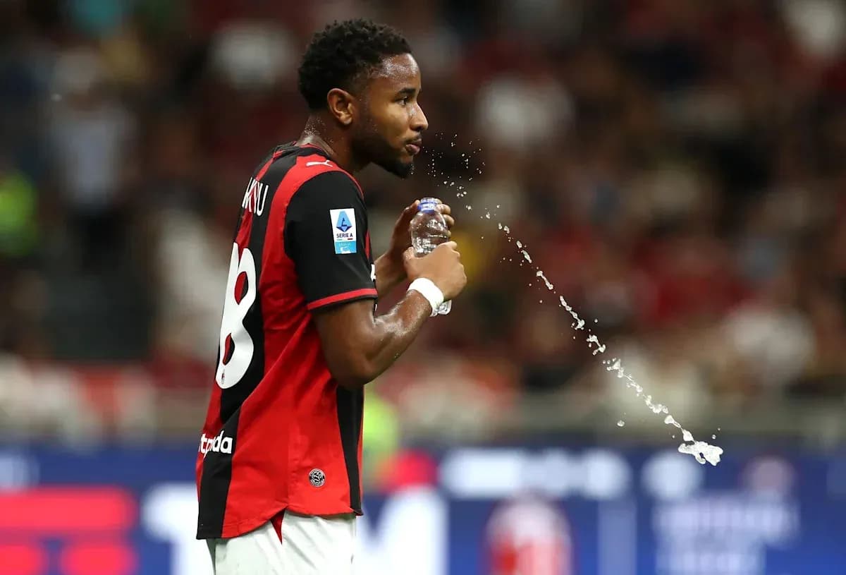 Jugador rociando agua durante el partido Jugador rociando agua durante el partido