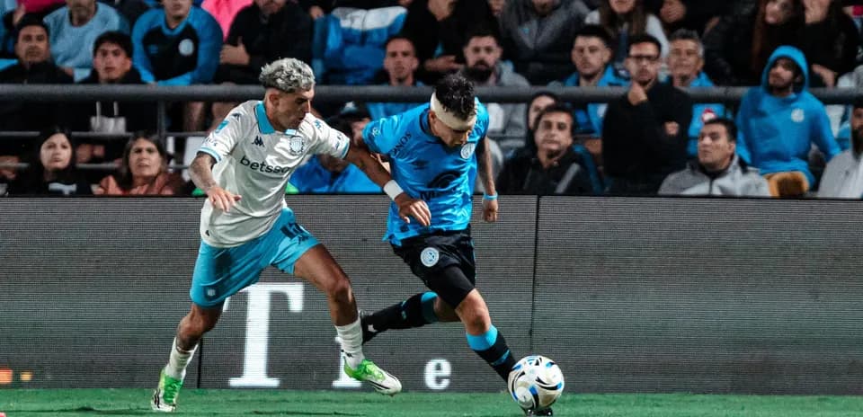 Jugador de Belgrano Córdoba driblando a un rival Jugador de Belgrano Córdoba driblando a un rival