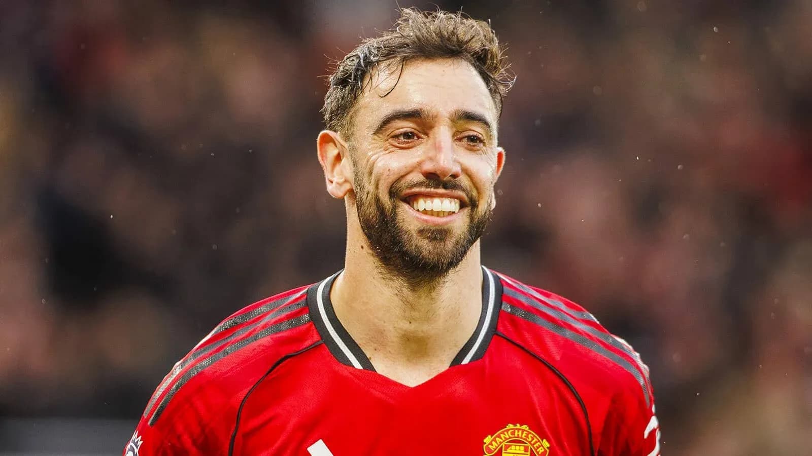 Jugador de Manchester United sonriendo en el campo Jugador de Manchester United sonriendo en el campo