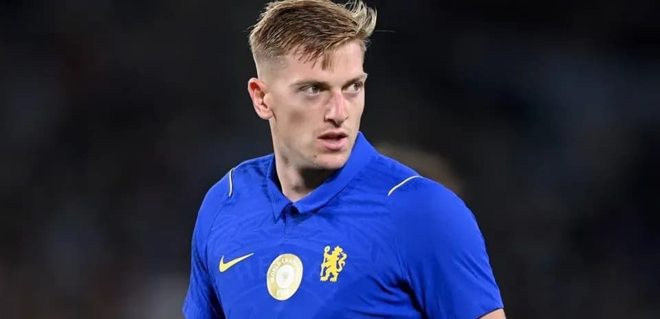 Jugador de fútbol con camiseta azul de Chelsea Jugador de fútbol con camiseta azul de Chelsea