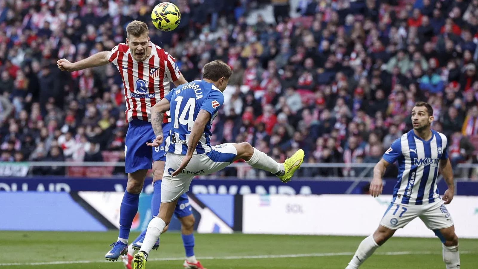 Jugador de Alavés despejando un balón en el partido Jugador de Alavés despejando un balón en el partido