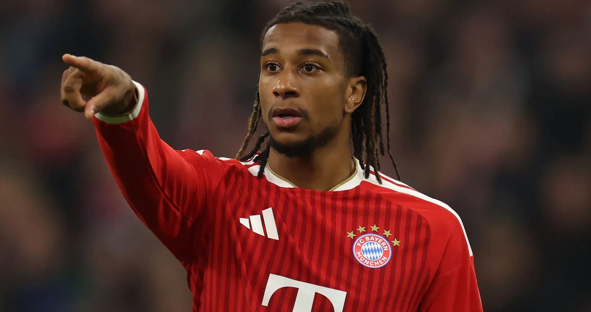 Jugador de Bayern Múnich señalando durante el partido Jugador de Bayern Múnich señalando durante el partido