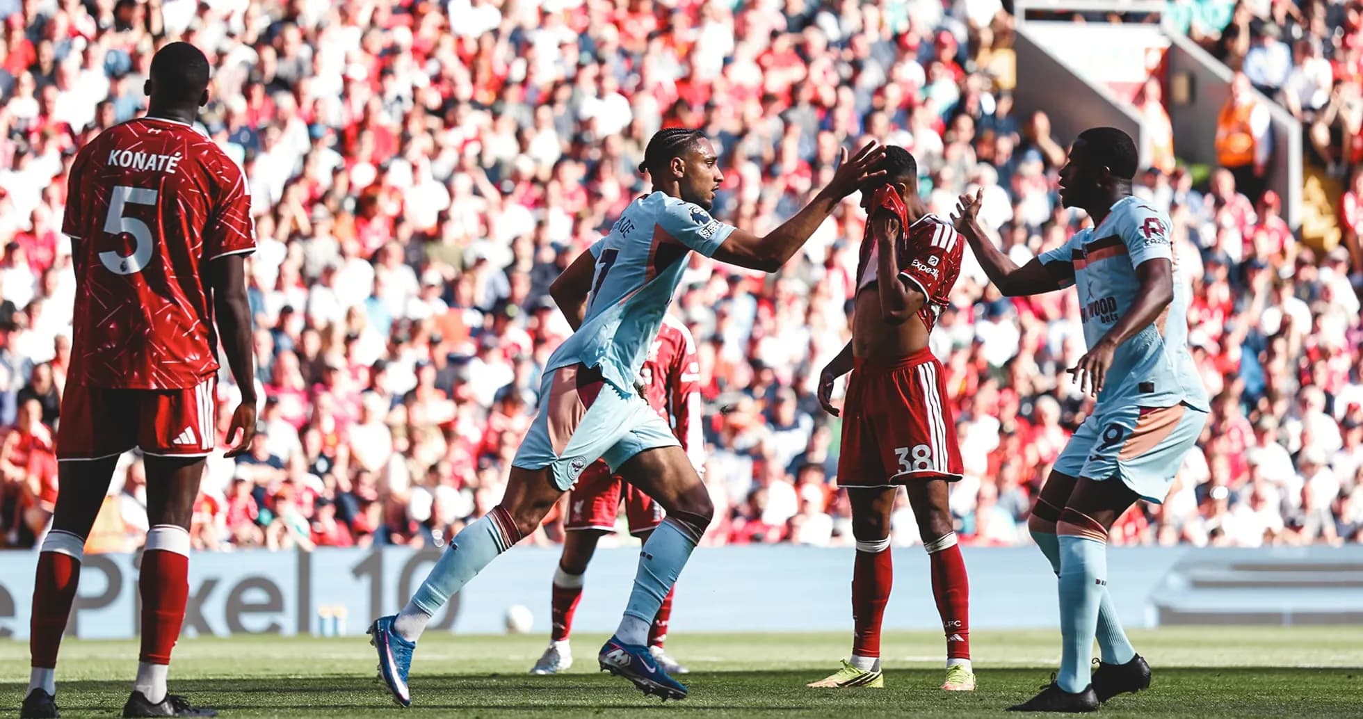 Jugadores de Brentford celebrando un gol Jugadores de Brentford celebrando un gol