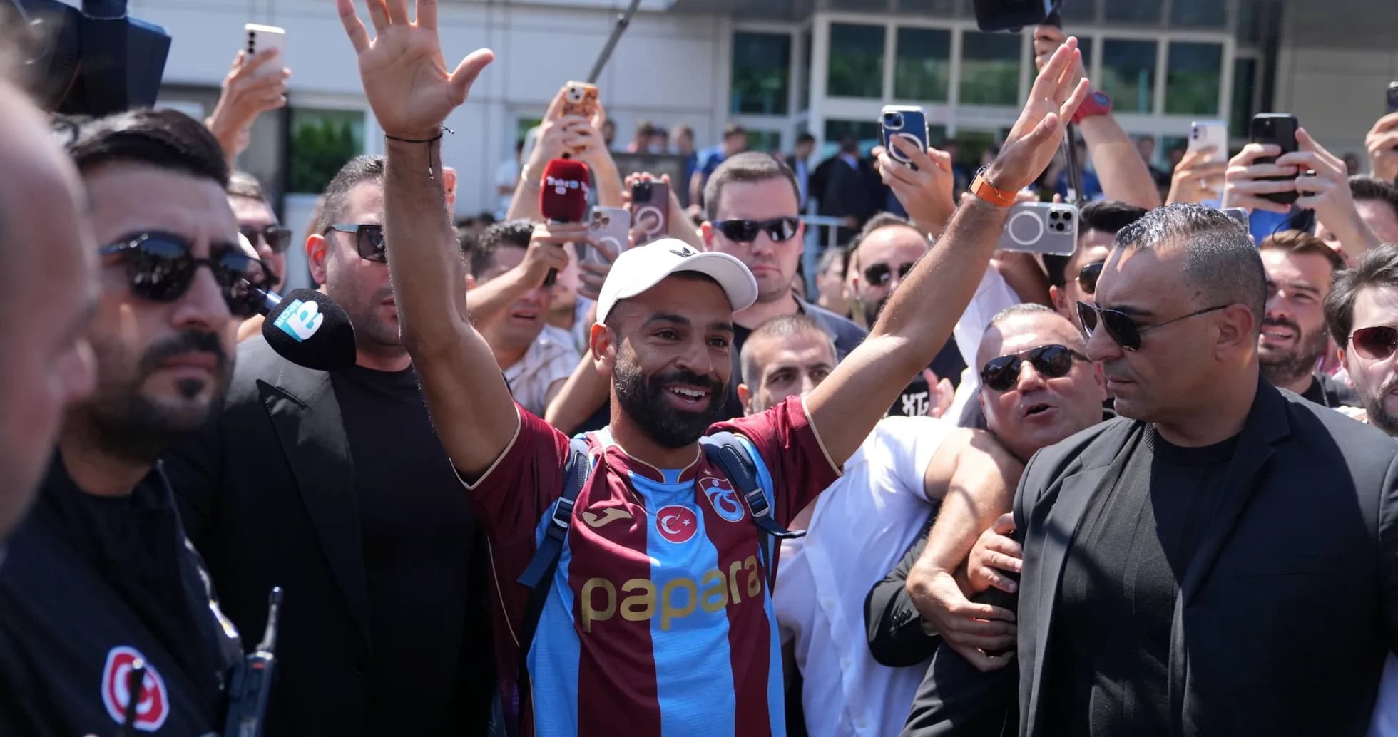 Jugador saludando a la multitud rodeado de fanáticos Jugador saludando a la multitud rodeado de fanáticos