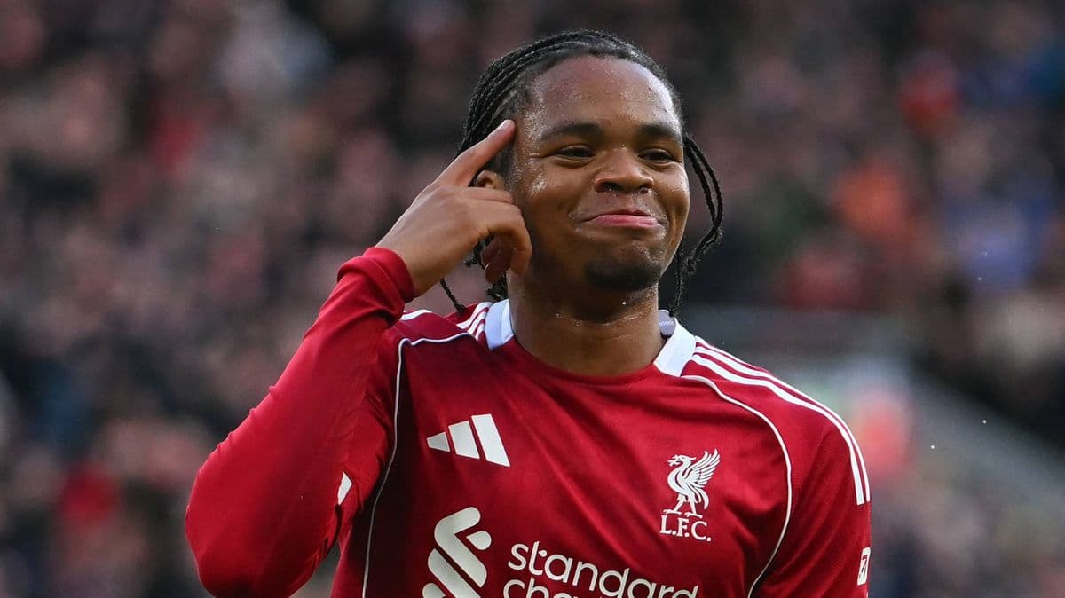 Jugador de Liverpool celebrando un gol en el campo Jugador de Liverpool celebrando un gol en el campo