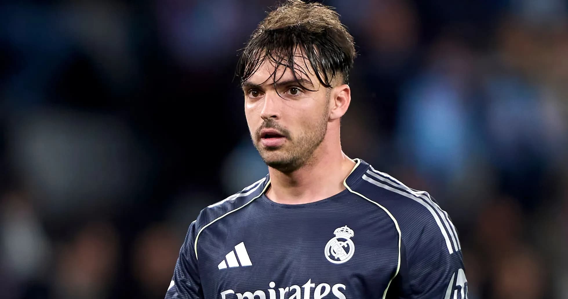 Jugador de Real Madrid en uniforme de portero Jugador de Real Madrid en uniforme de portero