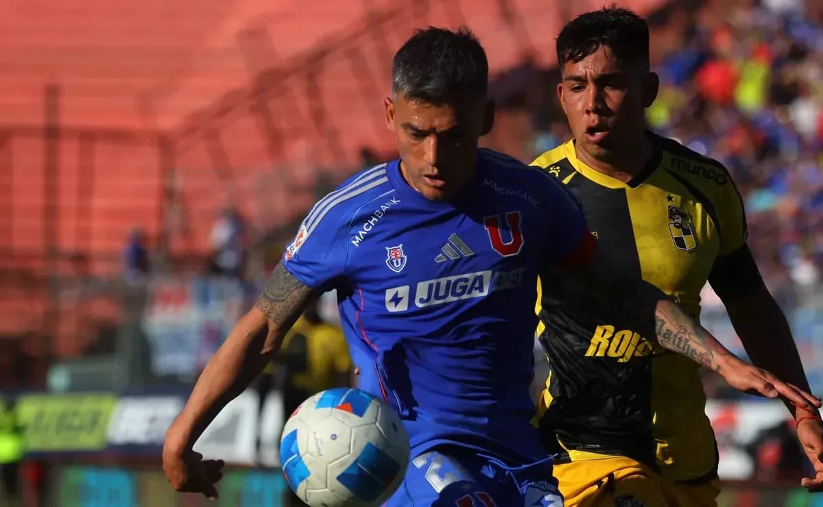 Jugador de Universidad de Chile en acción contra Coquimbo Unido Jugador de Universidad de Chile en acción contra Coquimbo Unido