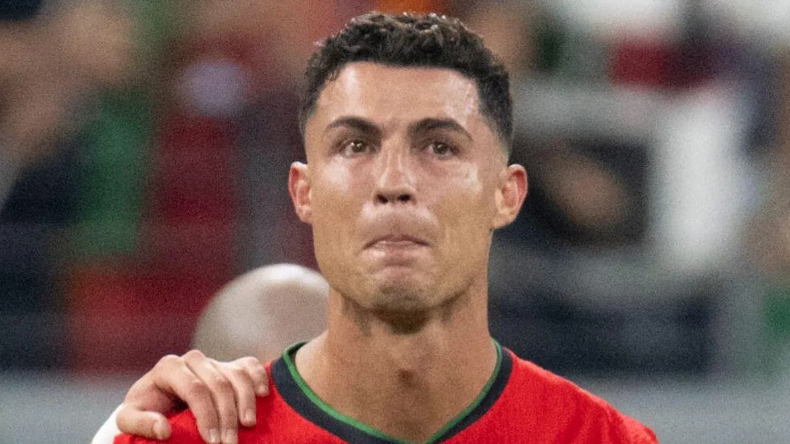 Jugador de fútbol con camiseta de Portugal en el campo Jugador de fútbol con camiseta de Portugal en el campo