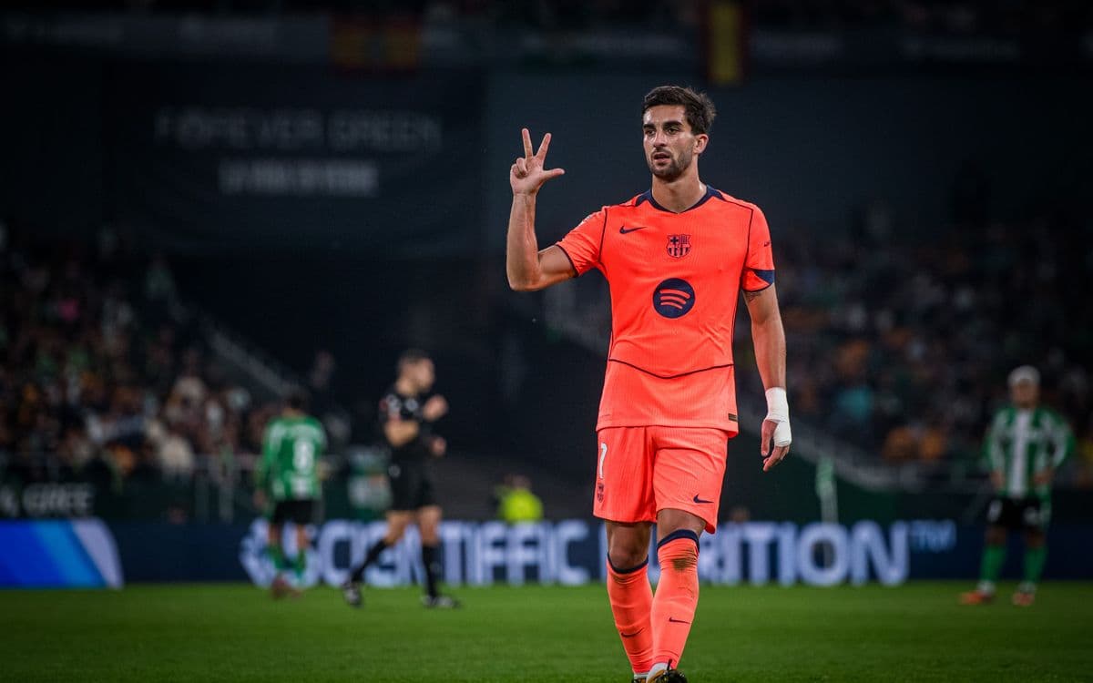 Jugador del Barcelona señalando durante el partido Jugador del Barcelona señalando durante el partido