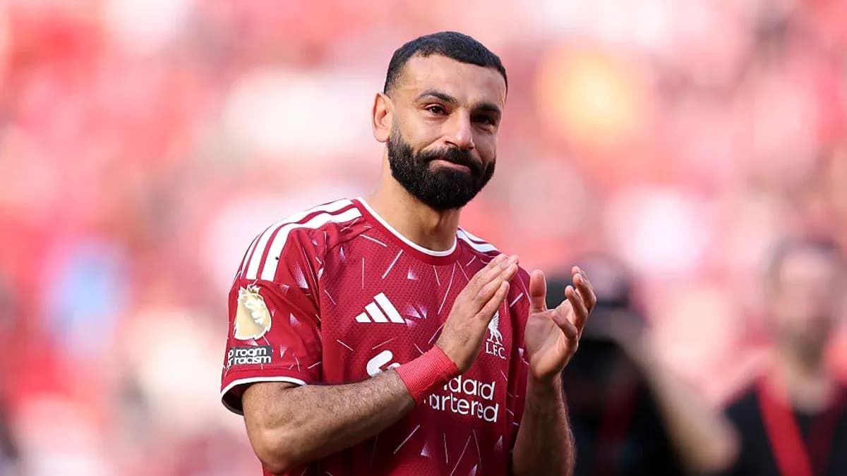 Jugador aplaudiendo con camiseta de Liverpool Jugador aplaudiendo con camiseta de Liverpool