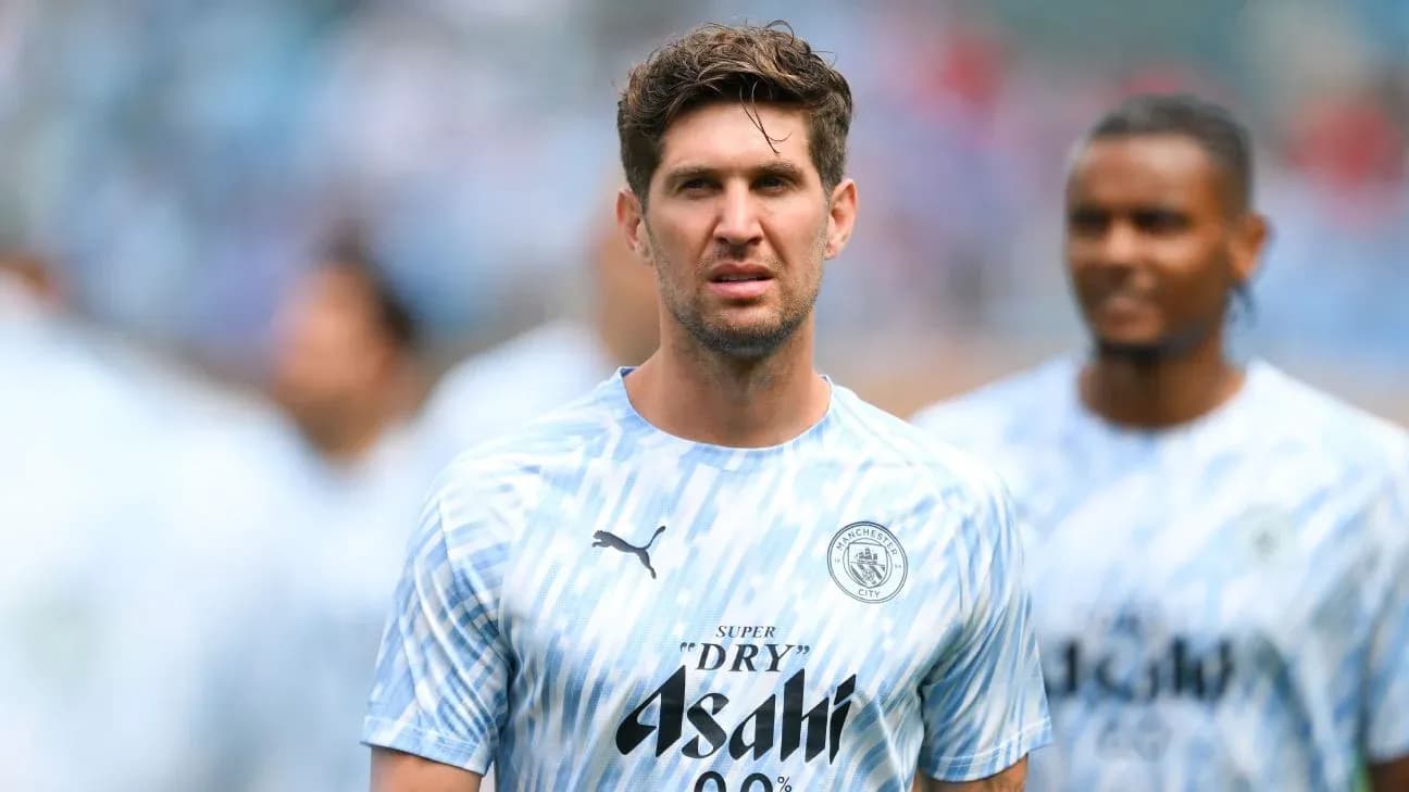 Jugador de Manchester City en uniforme durante calentamiento Jugador de Manchester City en uniforme durante calentamiento