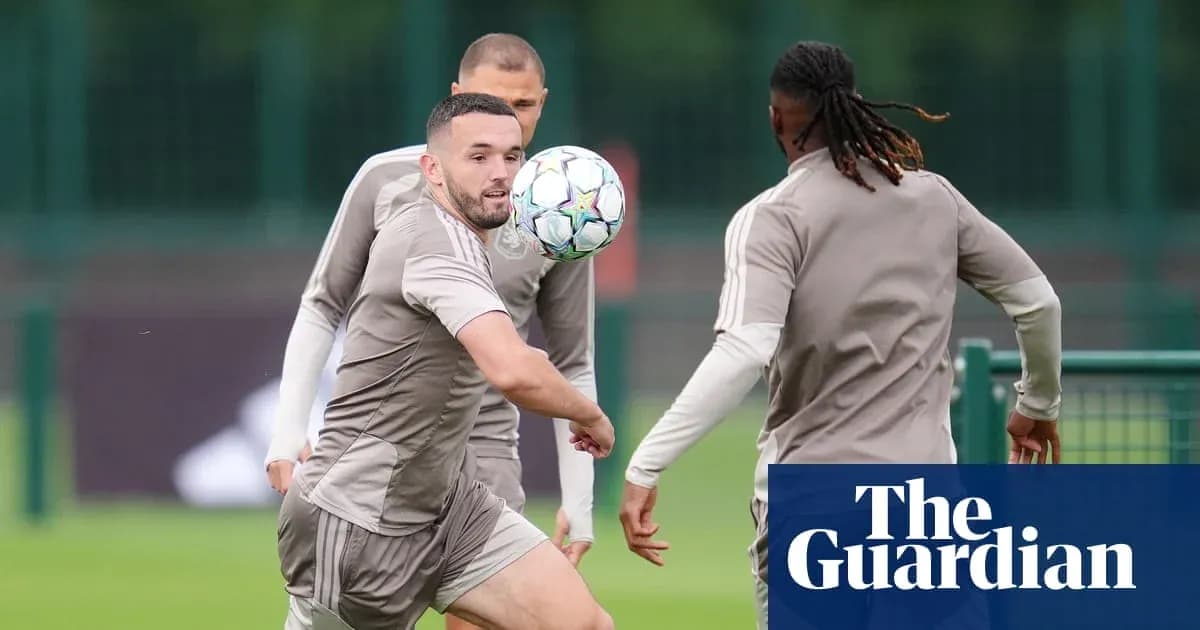 Jugador pasando el balón durante entrenamiento en campo Jugador pasando el balón durante entrenamiento en campo