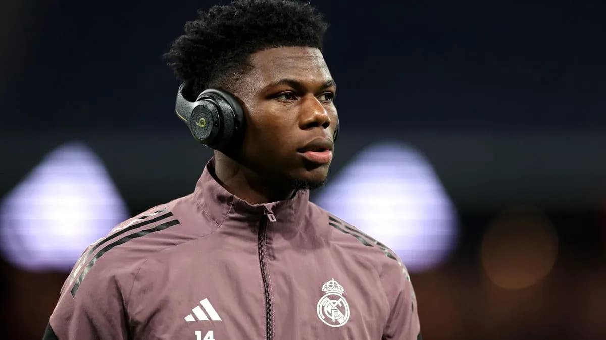 Jugador de Real Madrid con auriculares antes del partido Jugador de Real Madrid con auriculares antes del partido
