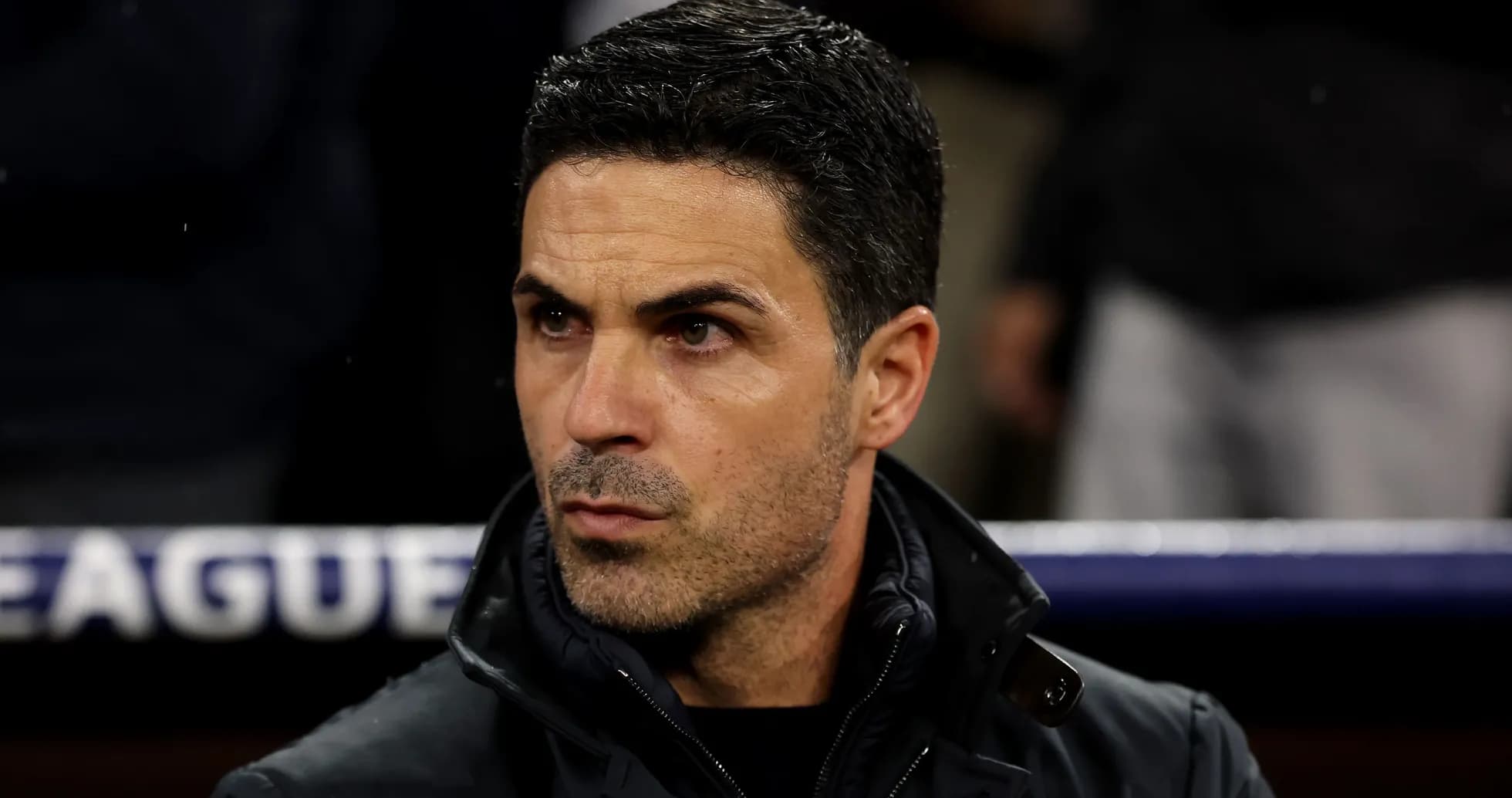 Entrenador observando el partido desde el banquillo Entrenador observando el partido desde el banquillo