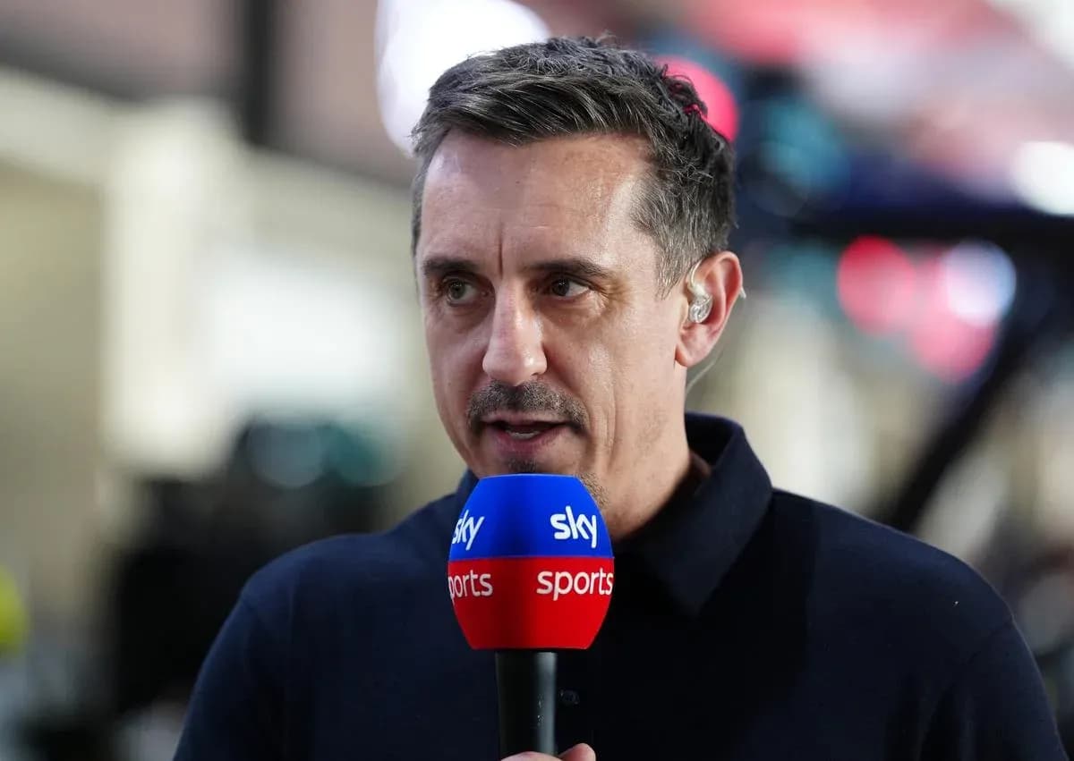 Analista hablando en evento deportivo con micrófono Analista hablando en evento deportivo con micrófono