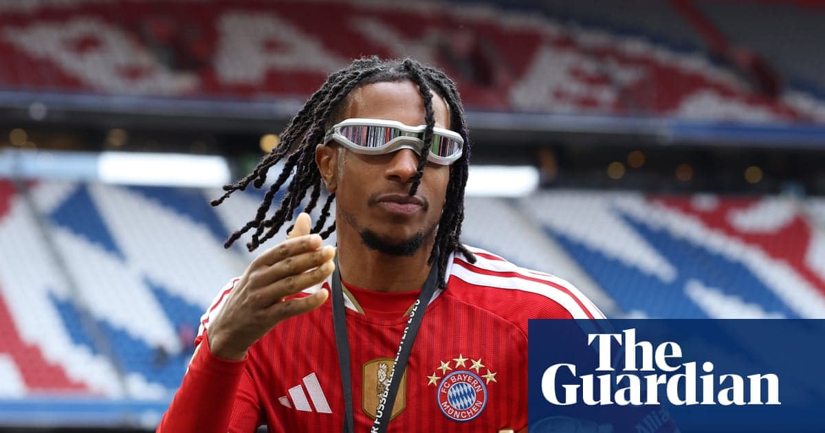 Jugador de Bayern Múnich en el estadio con gafas Jugador de Bayern Múnich en el estadio con gafas