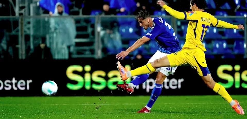Jugador de Hellas Verona disparando a portería Jugador de Hellas Verona disparando a portería