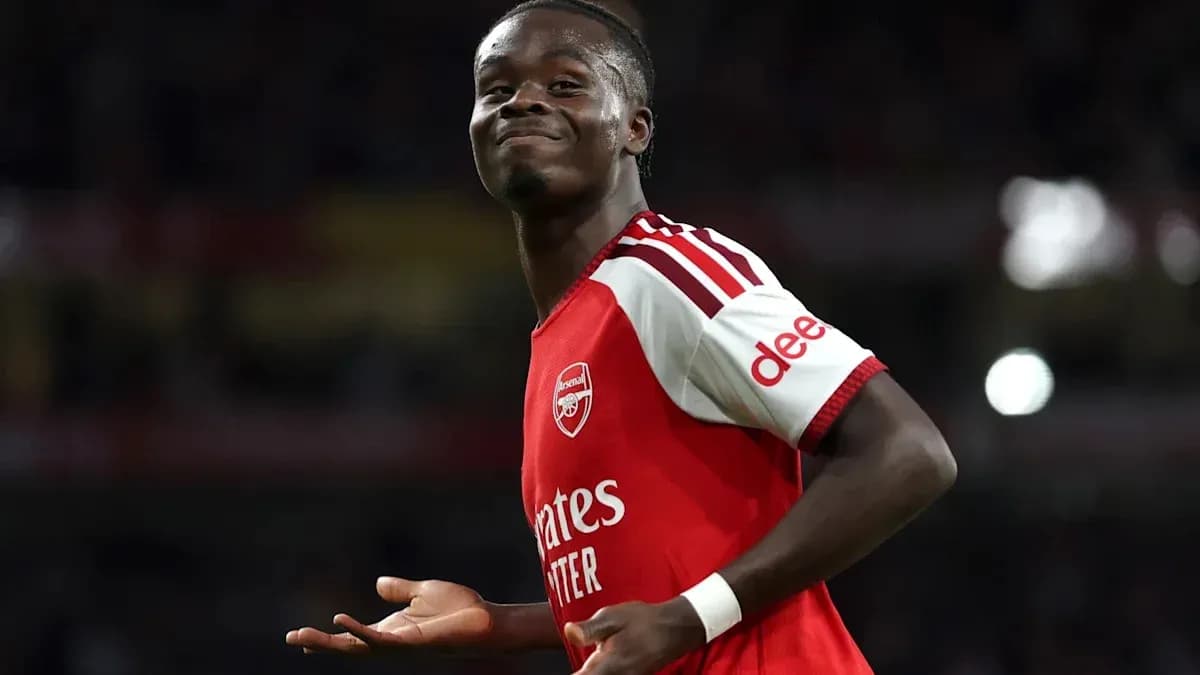 Jugador de Arsenal sonriendo en el campo Jugador de Arsenal sonriendo en el campo