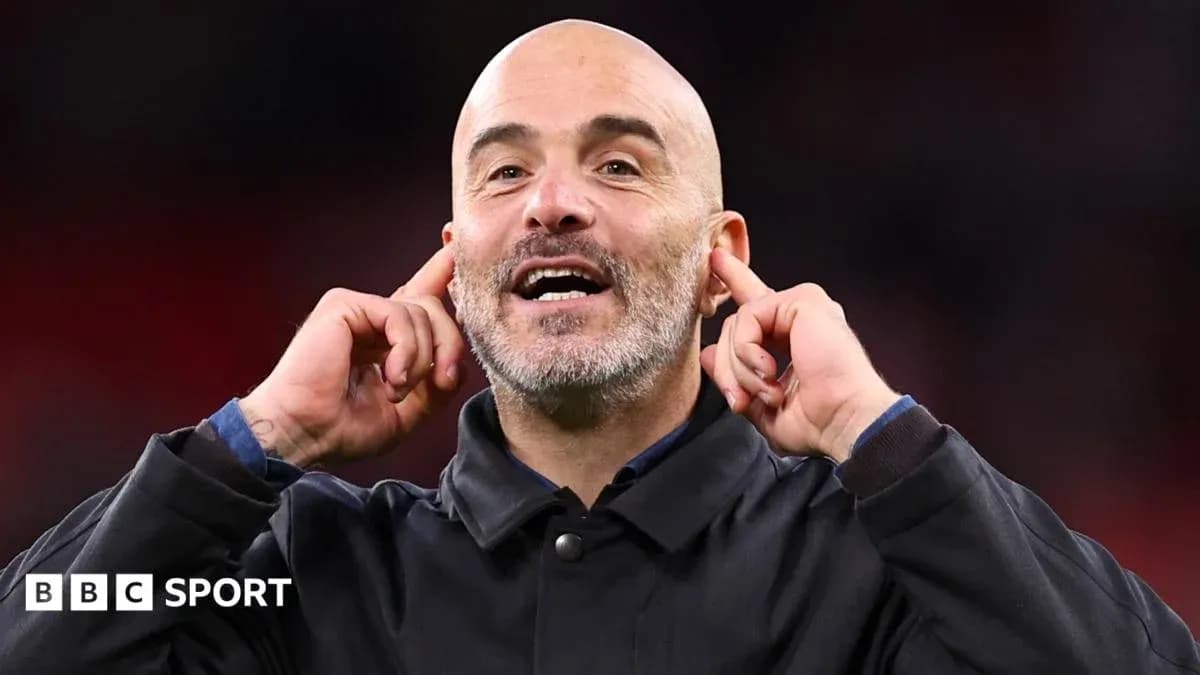 Entrenador cubriéndose los oídos durante el partido Entrenador cubriéndose los oídos durante el partido