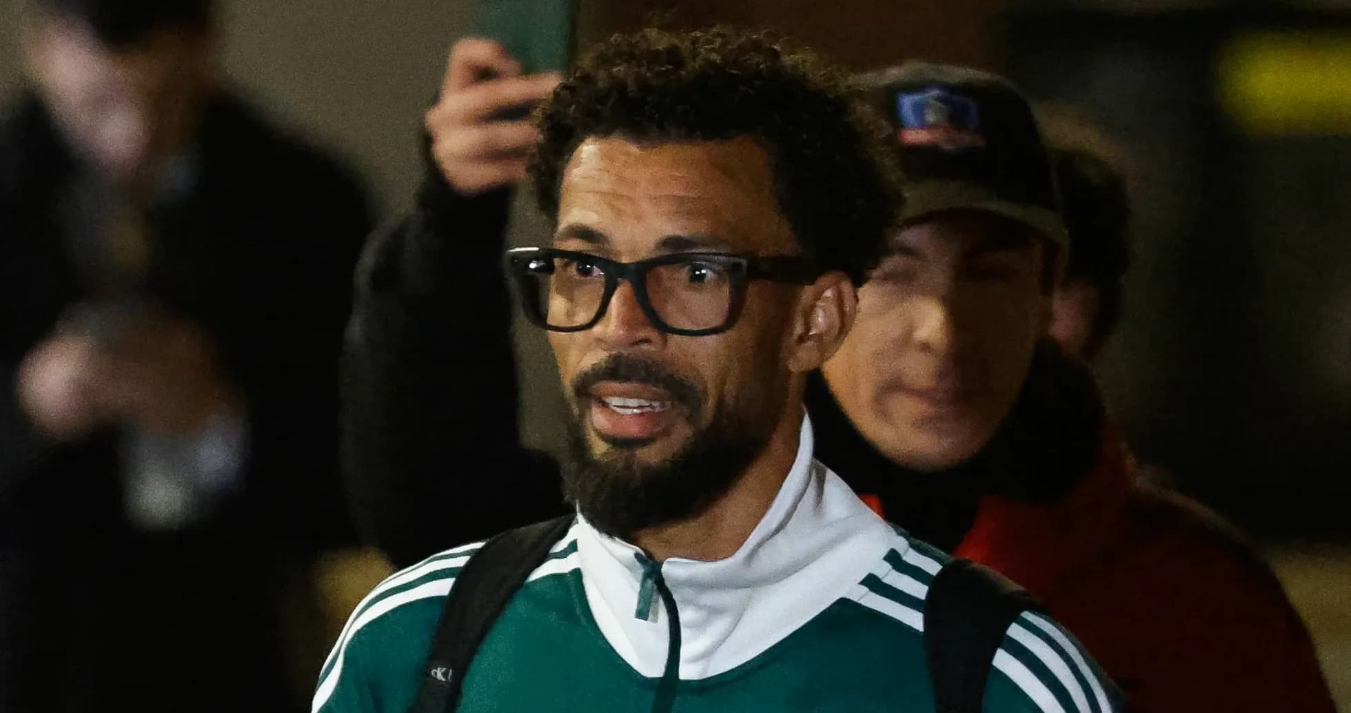 Jugador llegando con camiseta verde y gafas Jugador llegando con camiseta verde y gafas