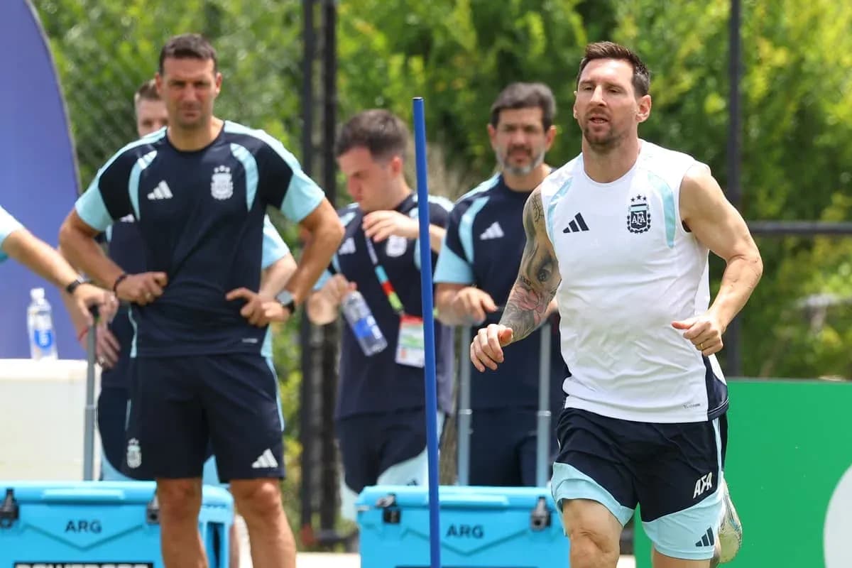 Lionel Messi corriendo durante entrenamiento de Argentina Lionel Messi corriendo durante entrenamiento de Argentina