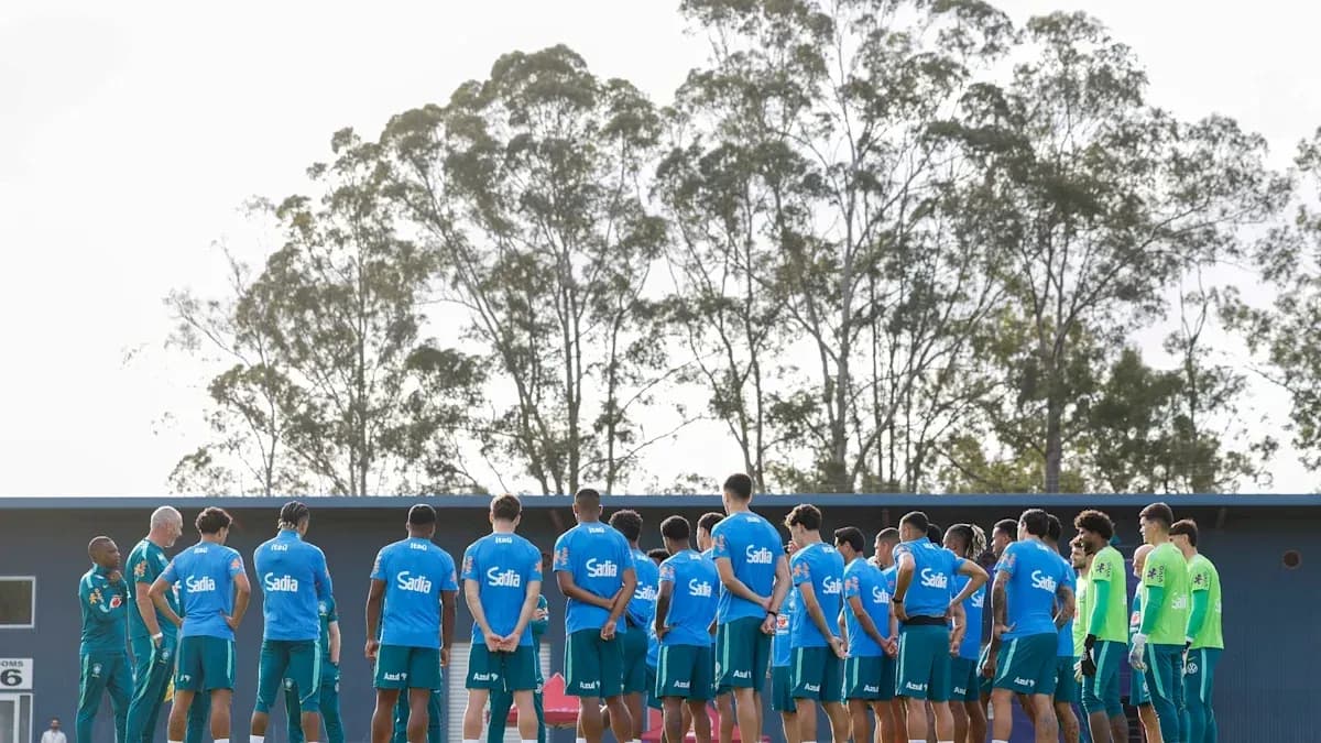 Equipo reunido en el campo de entrenamiento Equipo reunido en el campo de entrenamiento