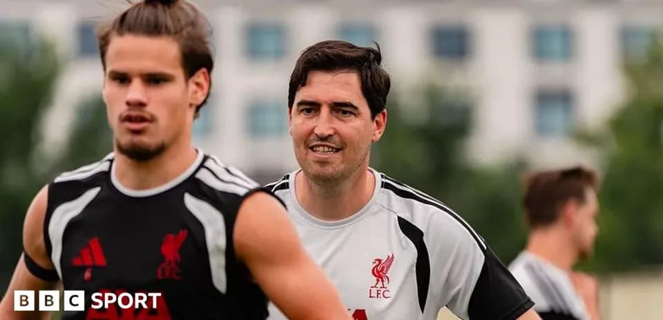 Jugadores de Liverpool entrenando en el campo Jugadores de Liverpool entrenando en el campo